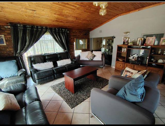 3 BEDROOM FREESTANDING FOR SALE IN KANONKOP